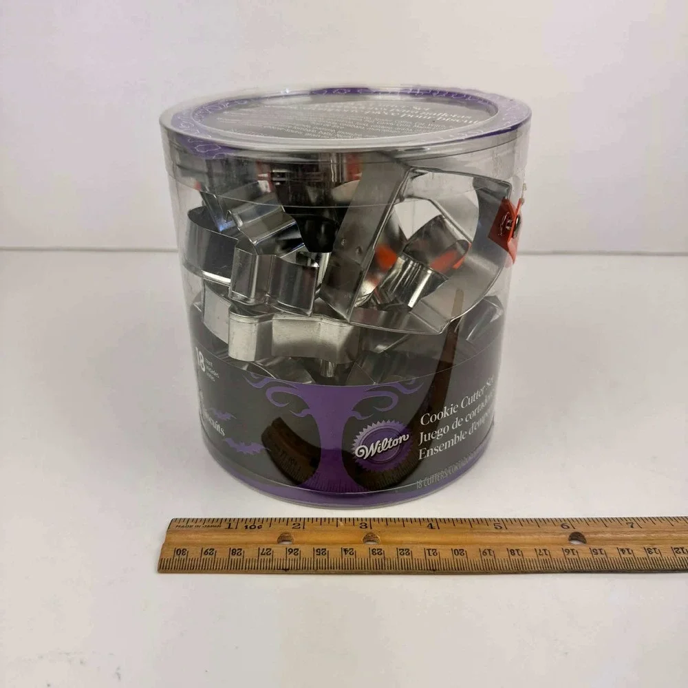 2012 Wilton Halloween Spooky Cookie Cutter Set 18 Shapes Metal Plastic Container